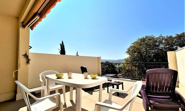 Outdoor dining - Apartment in Provence Near Moustiers (Gréoux-les-Bains)