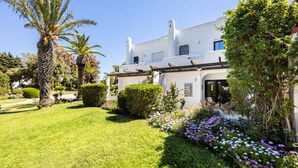 Unclassified image, 2 of 3, button - Houses & Villas for 6 People (Lagoa)
