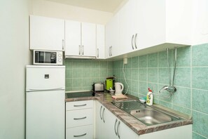 Apartment | Private kitchen | Fridge, microwave, oven, stovetop - 3 Bedroom Apartment With Balcony (Dubrovnik)