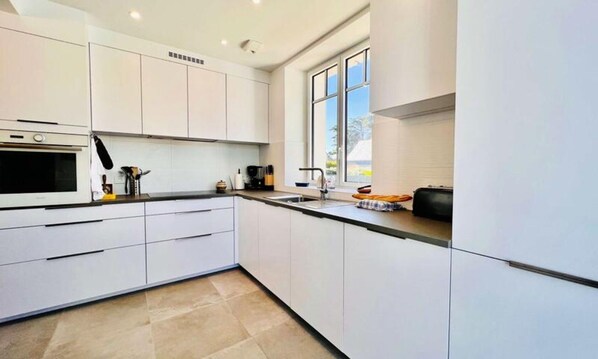 Fridge, microwave, oven, dishwasher - Villa in Saint-pierre-quiberon Near Bay Beach (Saint-Pierre-Quiberon)