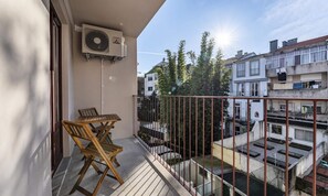 Outdoor dining - Apartment in Porto With Balcony & Wi-fi (Porto)