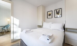 Iron/ironing board, bed sheets - Apartment in Porto With Balcony & Wi-fi (Porto)