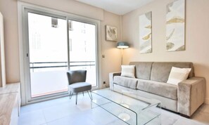 Living area - 3-room Apartment in the Heart of Cannes, 2 Minutes From the Croisette (Cannes)