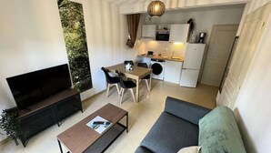 Living area - Apartments for 5 People (Avene)