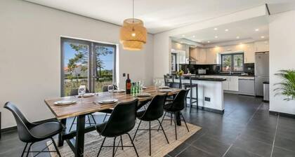 Houses & Villas for 10 People