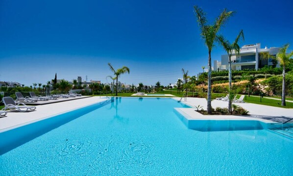 Una piscina al aire libre