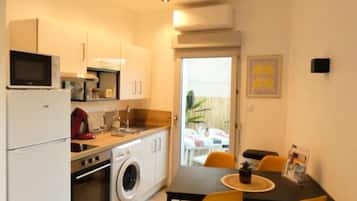 Fridge, microwave, oven, coffee/tea maker