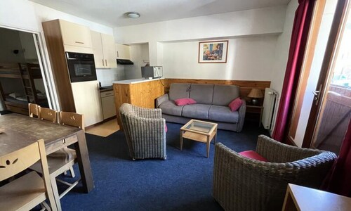 2 Rooms for 9 People