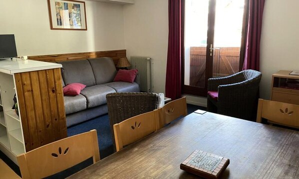 Living area - 2 Rooms for 9 People (Eaux-Bonnes)
