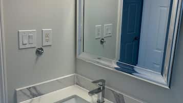 Serviettes fournies, savon, papier toilette