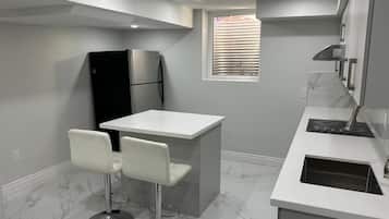 Réfrigérateur, micro-ondes, plaque de cuisson, grille-pain