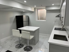 Réfrigérateur, micro-ondes, plaque de cuisson, grille-pain