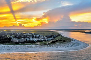 Beach nearby - Gated Ocean Point Home, 4BR, End Unit, Pool/Golf/Ocean Views! (Isle Of Palms)