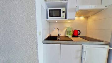 Coffee/tea maker, microwave, dishwasher, electric kettle