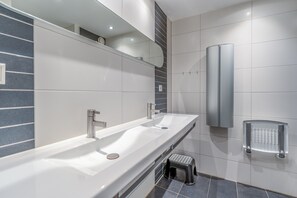 Apartment | Bathroom - 4-person Corner Apartment With a Beautiful View (De Koog)