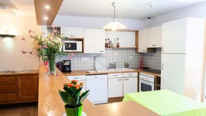 Oven, dishwasher, high chair, cookware/dishes/utensils - Cottage for 11 People (Massegros Causses Gorges)