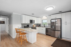 Fridge, microwave, oven, stovetop - Luke Anna: Semi-Oceanfront, Close to Beach (Nags Head)