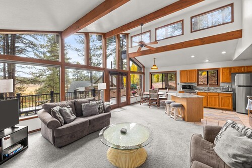 🌲 Forest Cabin Retreat Overlooking a Meadow & Pond