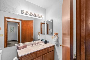Bathroom - 🌲 Forest Cabin Retreat Overlooking a Meadow & Pond (Flagstaff)