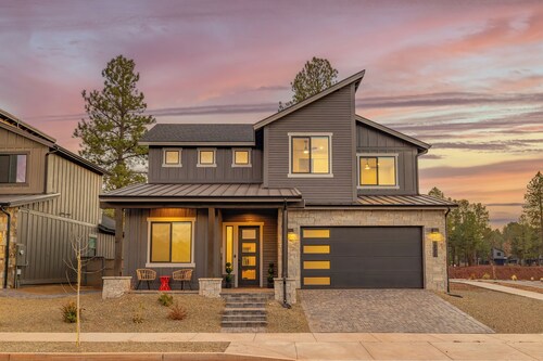 Modern Escape with Hot Tub & Breathtaking Views