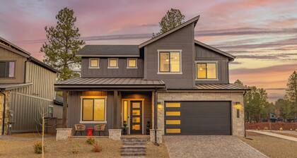 Modern Escape with Hot Tub & Breathtaking Views