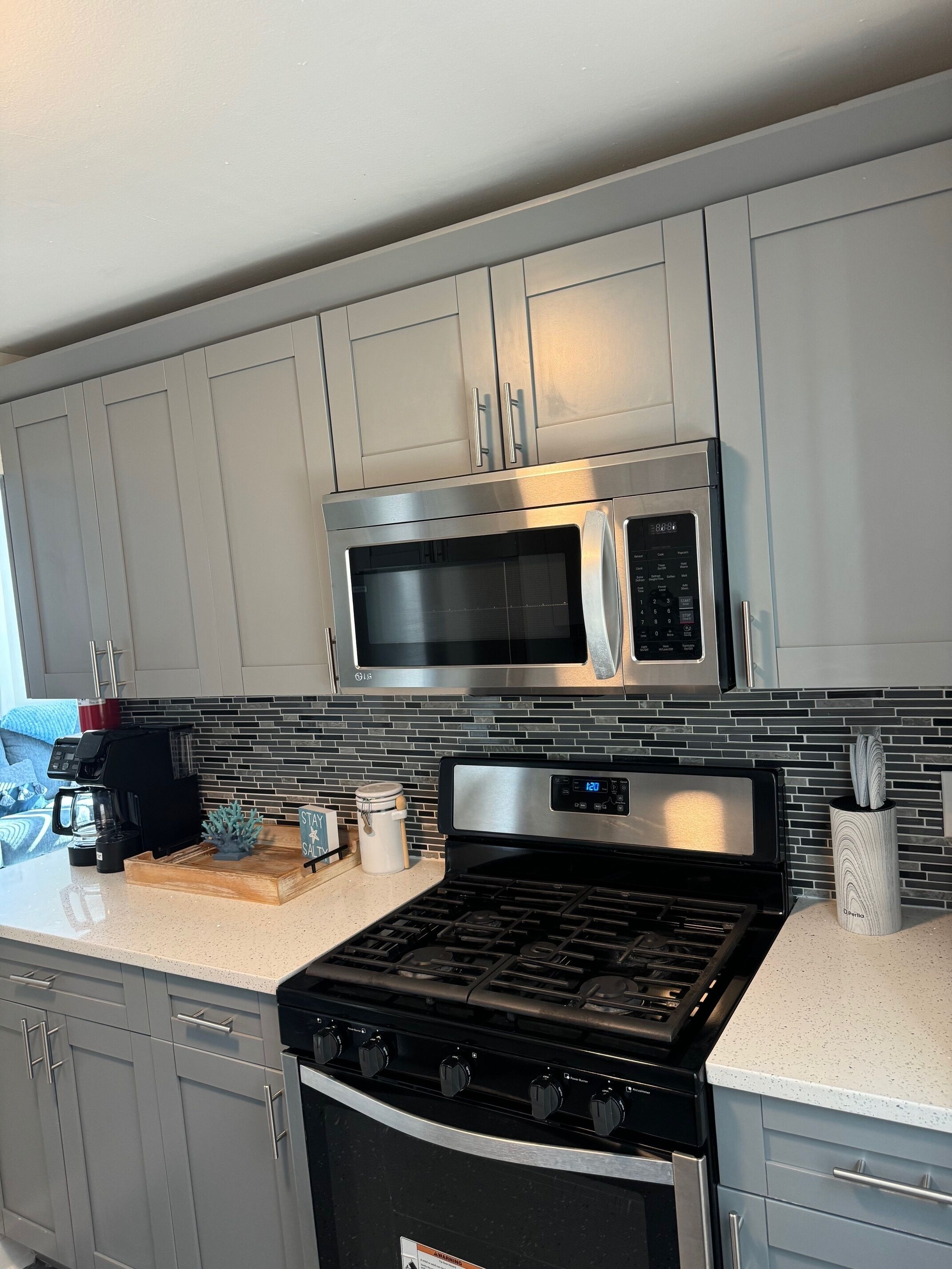 Refrigerador, microondas, horno y parrilla de estufa 