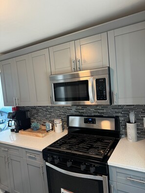 Køleskab, mikrobølgeovn, ovn, kogeplade