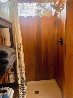 تجهيزات دش، مناشف، صابون، شامبو