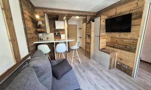 Renovated Studio Close to the Slopes Balcony