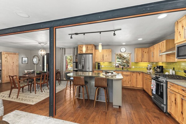 Fridge, microwave, oven, stovetop - Pet Friendly|Steps from Town|Private yard (Steamboat Springs)