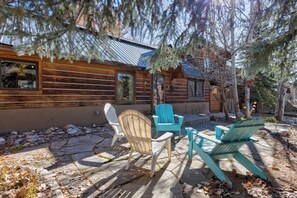 Terrace/patio - Pet Friendly|Steps from Town|Private yard (Steamboat Springs)