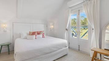 5 bedrooms, desk, iron/ironing board, WiFi