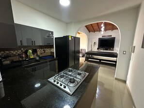 Fridge, microwave, oven, stovetop - Charming 3-bedroom corporate apartment in Medellín (Medellín)