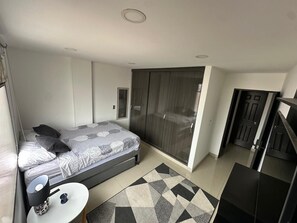 3 habitaciones, escritorio y tabla de planchar con plancha 