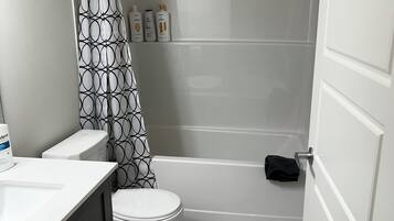 Haartrockner, Handtücher, Seife, Toilettenpapier