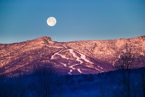 Un paysage de montagne sous une pleine lune.