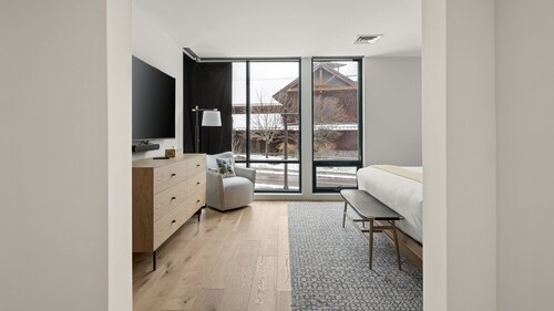 Ski-In/Ski-Out Luxury Treehouse | Spruce Peak 3BR + Bonus Room Retreat