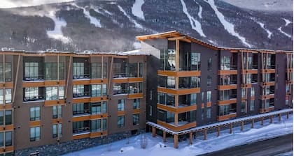 Ski-In/Ski-Out Luxury Treehouse | Spruce Peak 3BR + Bonus Room Retreat