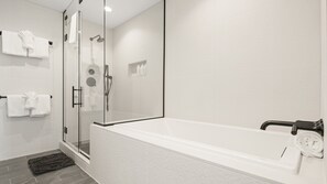 Ducha, secador de pelo y toallas