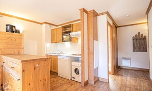 Microwave, dishwasher, cookware/dishes/utensils - Spacious and Comfortable, With Unobstructed Views of the Mountains (Aussois)