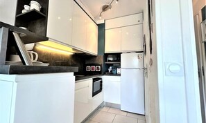 Fridge, microwave, coffee/tea maker, electric kettle - Studio - 1 or 2 People - Greoux-les-bains (Gréoux-les-Bains)
