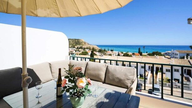 Outdoor dining - Apartments for 6 People (Lagos)