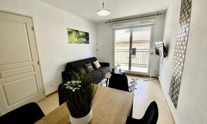 Living area - Apartments for 5 People (Avene)