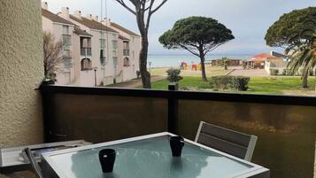 Tempat makan outdoor