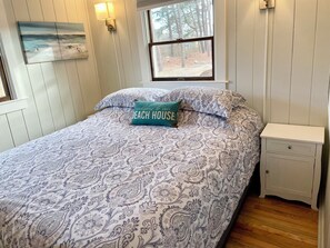 2 bedrooms, iron/ironing board, WiFi