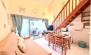 Living area - Apartment by the Beach With Sea View (Hyères)