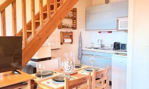 Refrigerador, microondas, horno y cafetera y tetera