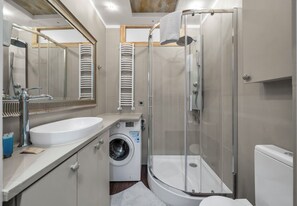 Shower, free toiletries, hair dryer, towels - Warsaw Heartline Apartment (Warszawa)