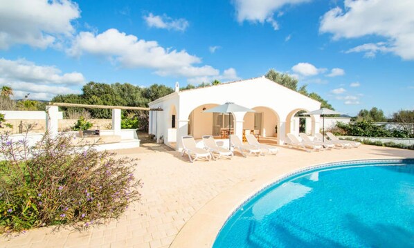 من حمّامات السباحة المغطاة، حمّام سباحة خارجي