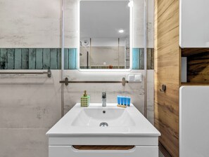 Shower, hair dryer, towels - Kurkowa Cozy Apartment (Wrocław)